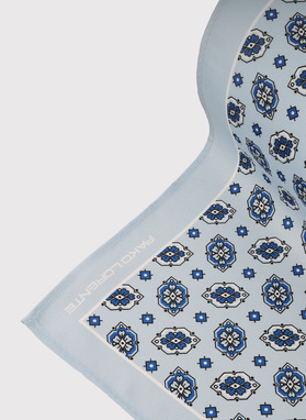 Jasnoniebieska poszetka męska we wzory