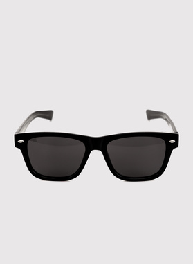 Czarne okulary przeciwsłoneczne
