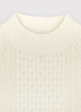 Półgolf z warkoczowym splotem w kolorze ecru