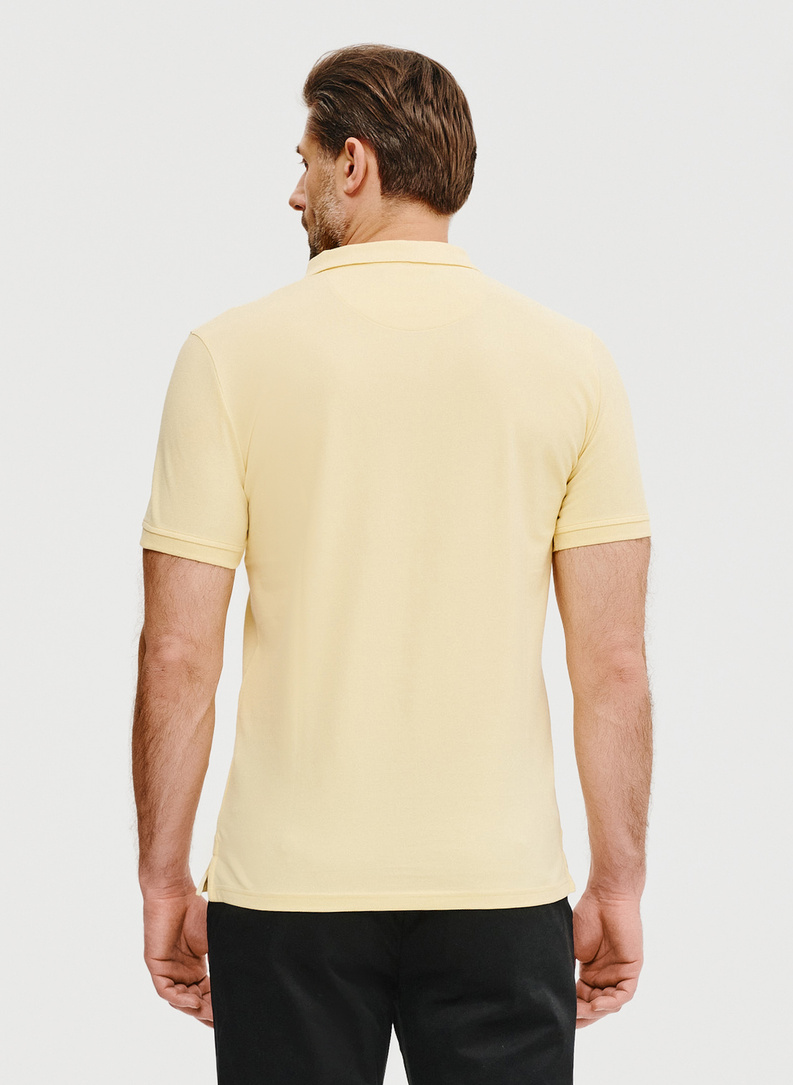 Gładki t-shirt polo w żółtym kolorze