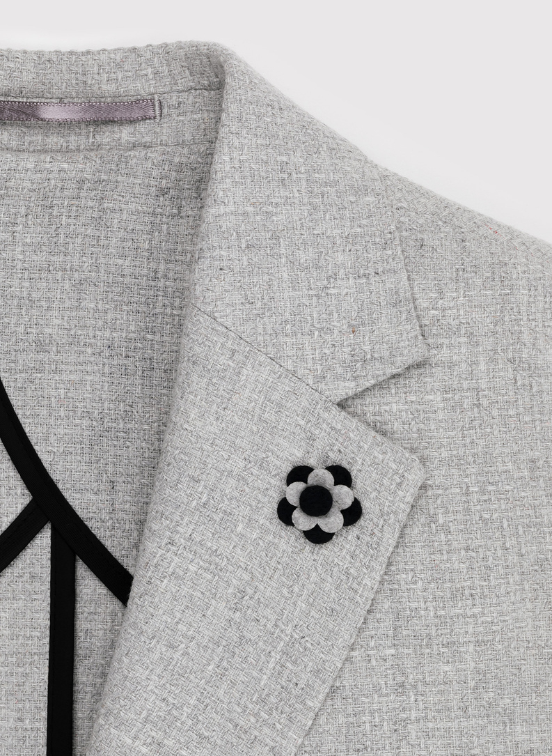 Szara marynarka casualowa o widocznej fakturze