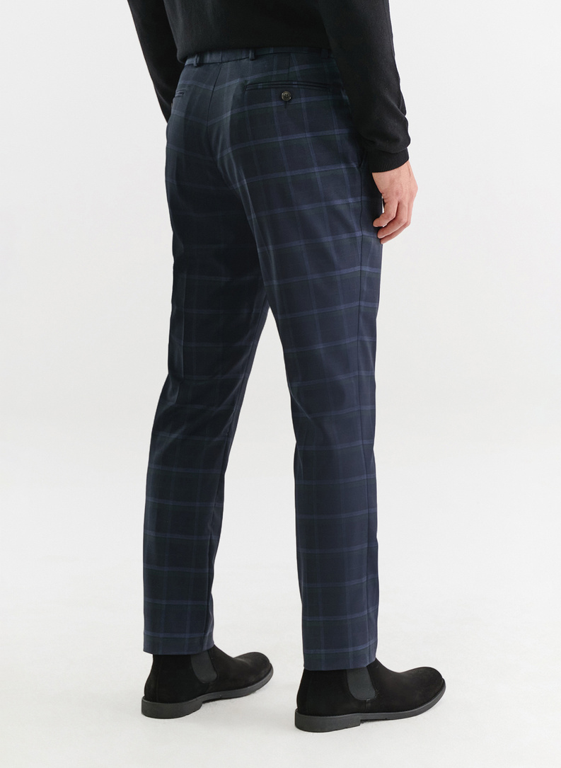 Granatowy garnitur w kratę