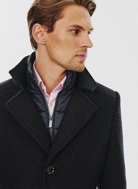 Brązowy płaszcz męski w drobną kratę