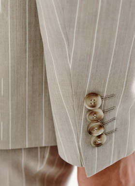 Beżowy garnitur męski w prążek