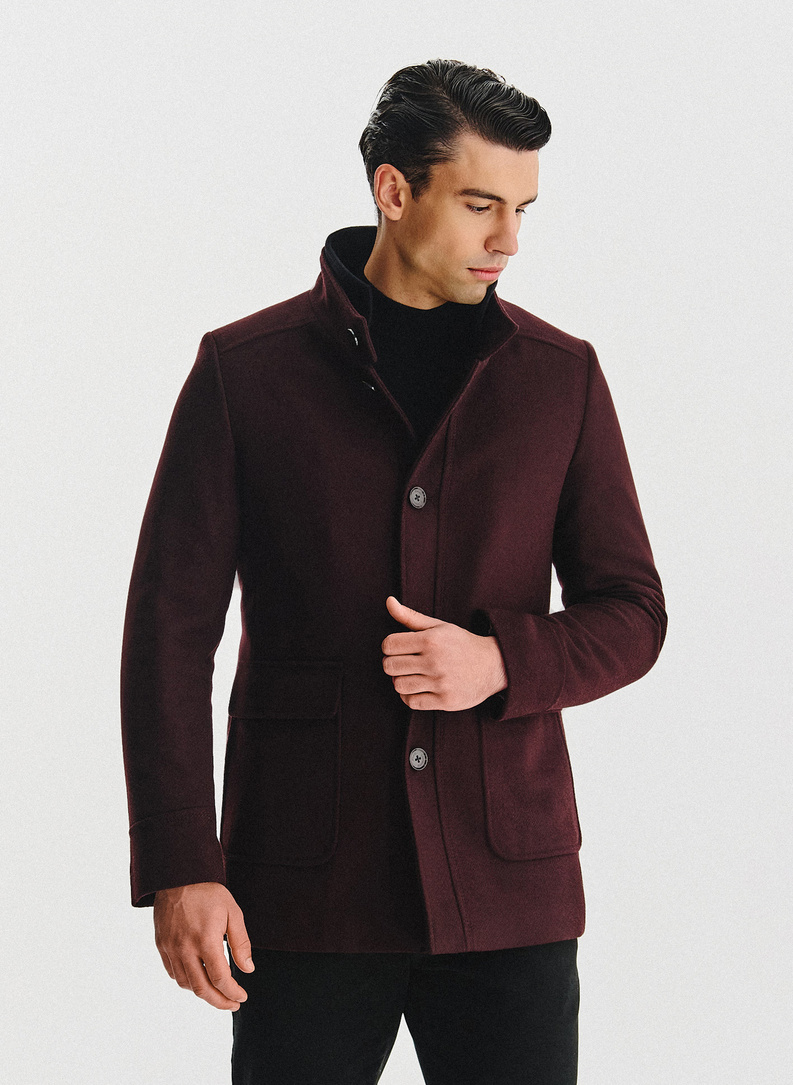 Bordowy płaszcz zapinany na guziki