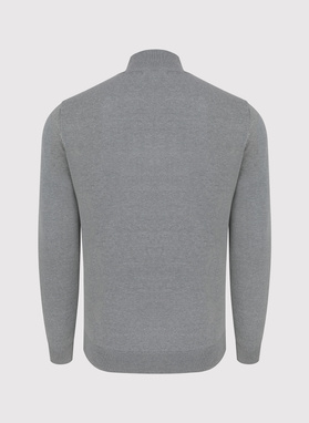 Szary sweter z wysoką stójką 