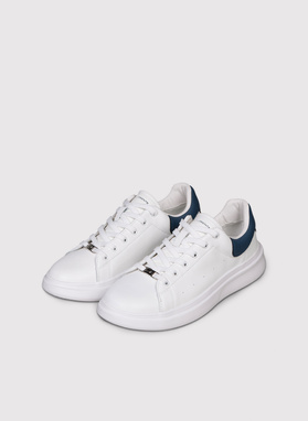 Białe sneakersy męskie z granatowym zapiętkiem