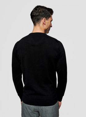 Czarny męski sweter w serek 