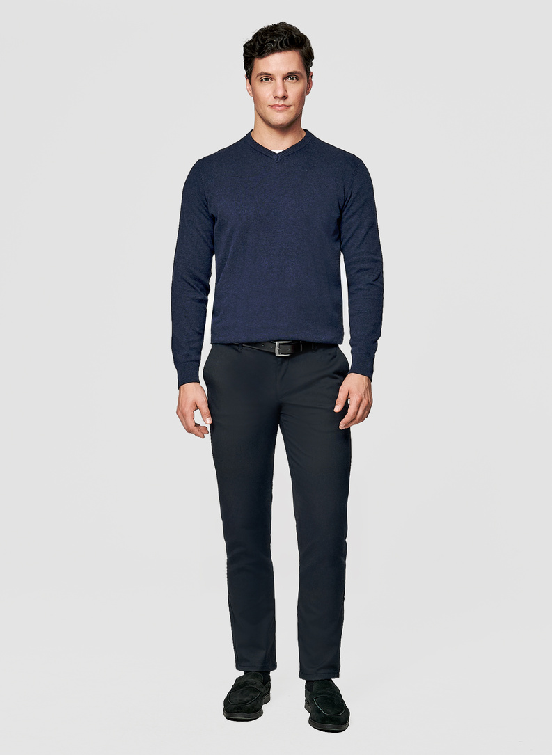 Granatowy sweter męski z dekoltem w serek 