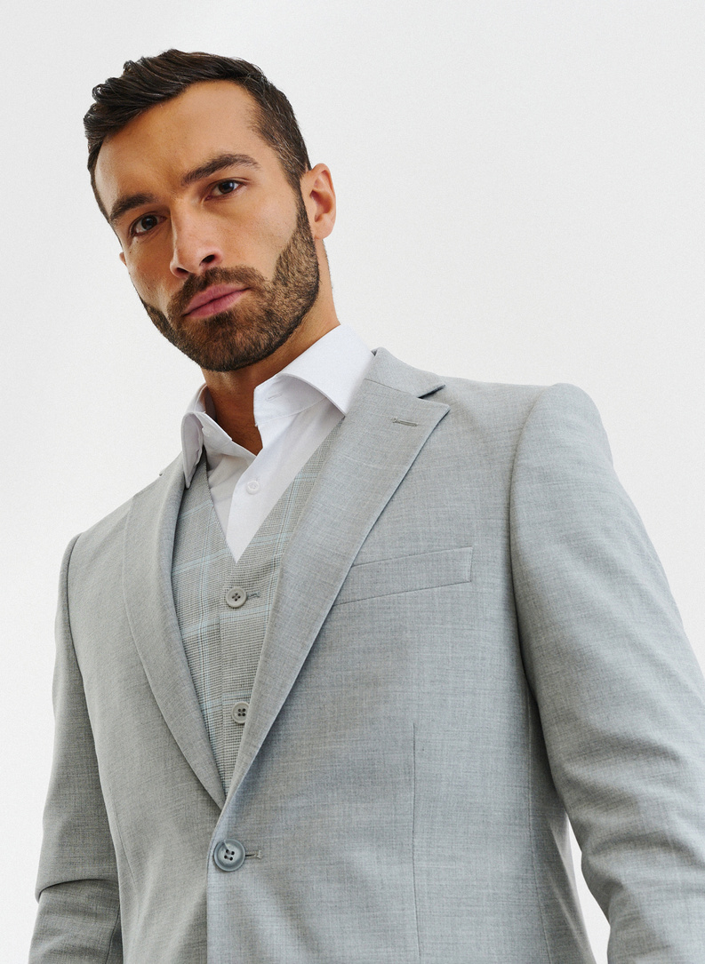 Gładki jasnoszary garnitur męski