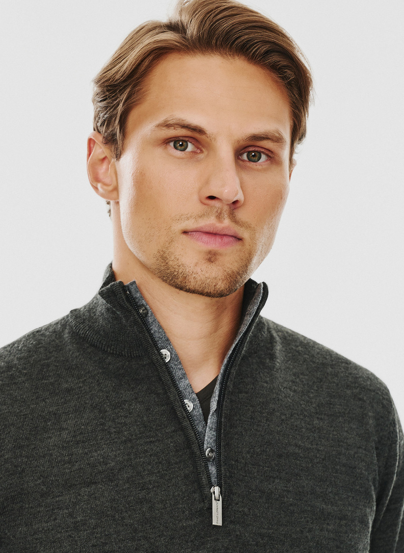 Grafitowy sweter męski ze stójką