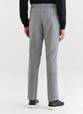 Szary garnitur męski w delikatną kratę