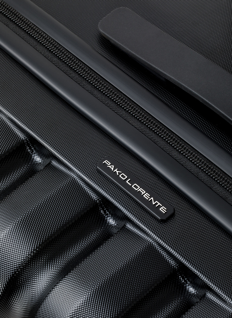 Średnia czarna walizka ze żłobieniami