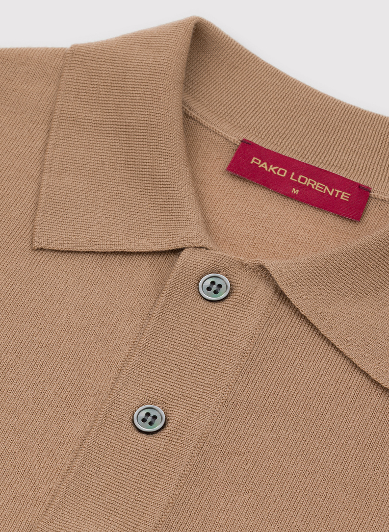 Kamelowy sweter z kołnierzykiem polo