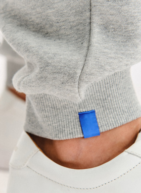 Szary dres męski z bluzą z kapturem