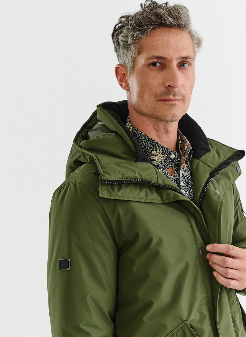 Zimowa kurtka z kapturem w kolorze zielonym