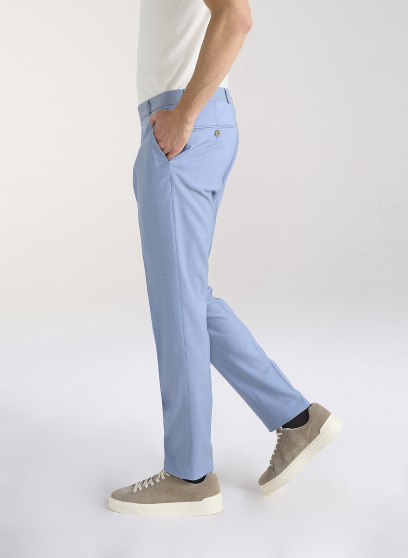 Błękitny męski garnitur