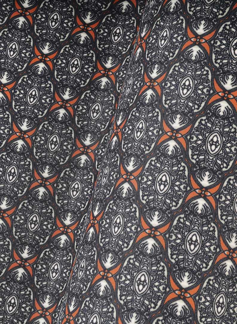 Szara poszetka w geometryczny wzór