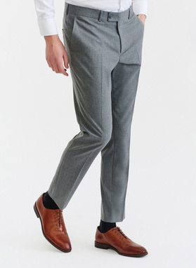 Gładki szary garnitur męski