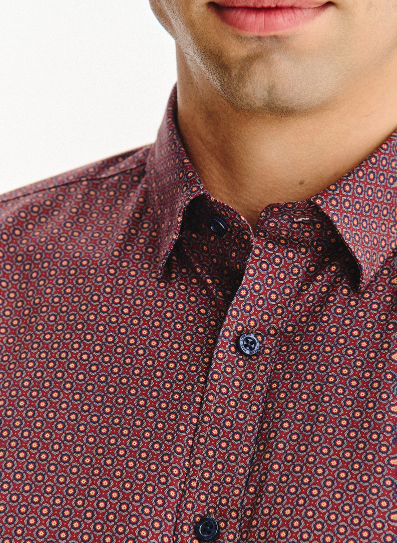 Bordowa koszula w geometryczny wzór