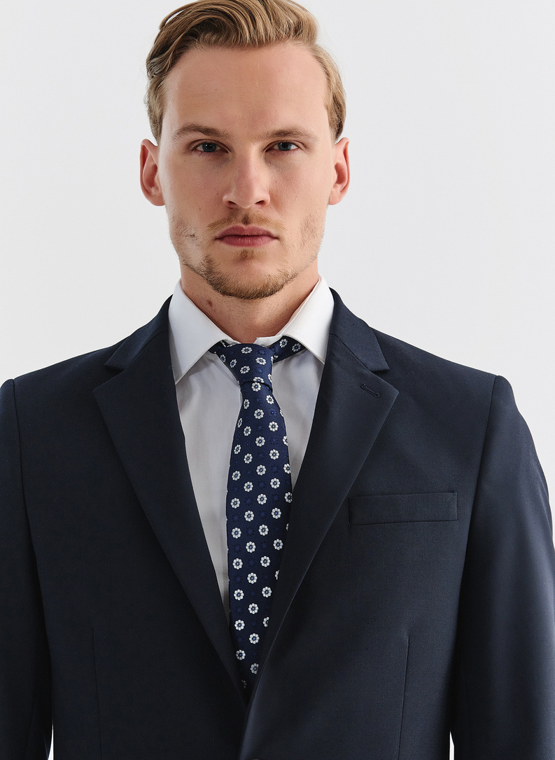 Gładki granatowy garnitur męski