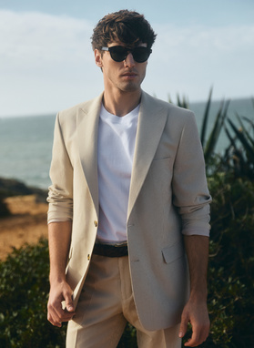 Beżowy garnitur męski w prążek