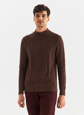 Półgolf z warkoczowym splotem w kolorze brązowym