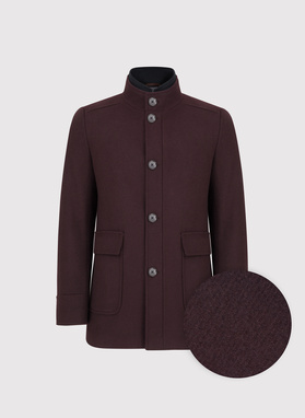 Bordowy płaszcz zapinany na guziki