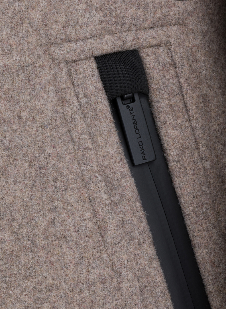 Beżowy płaszcz męski z odpinaną stójką