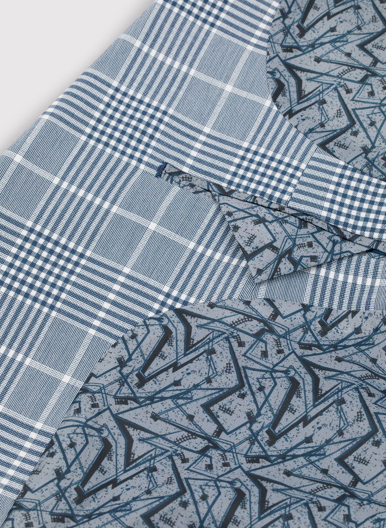 Niebieski garnitur w kratę