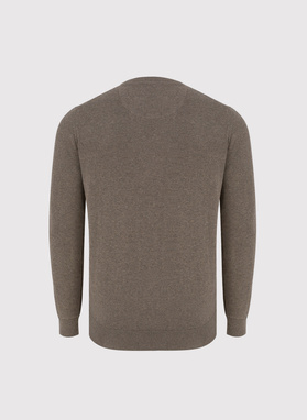 Brązowy męski sweter z dekoltem w serek