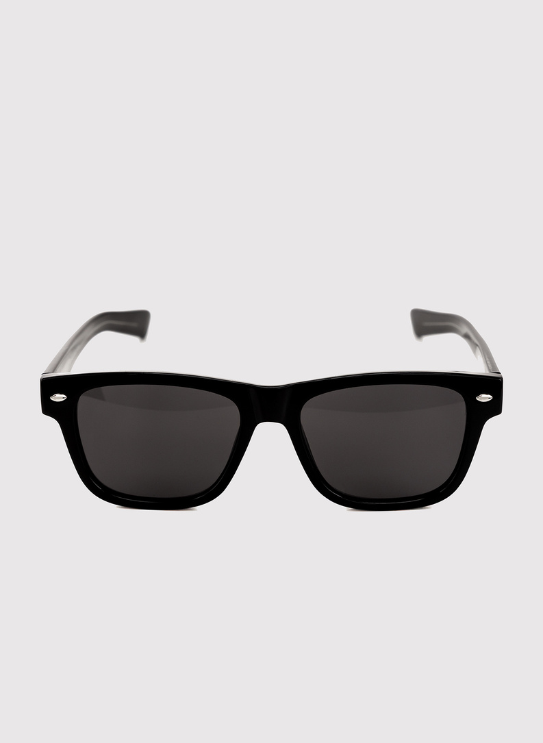 Czarne okulary przeciwsłoneczne