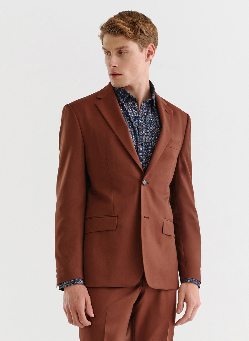 Gładki brązowy garnitur męski