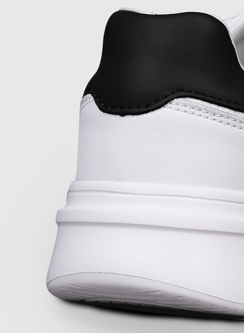 Białe sneakersy męskie z czarnym zapiętkiem