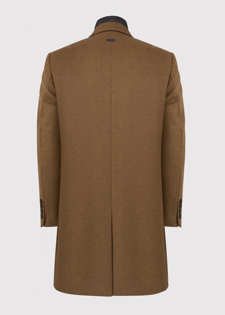 Męski kamelowy płaszcz z wełną