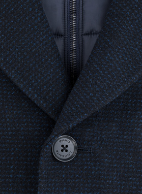 Granatowy płaszcz męski w drobną kratę