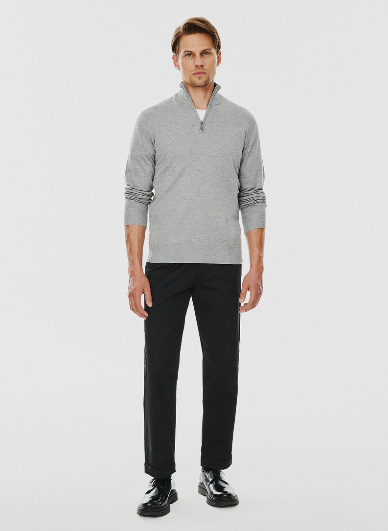 Szary sweter z wysoką stójką zapinaną na zamek