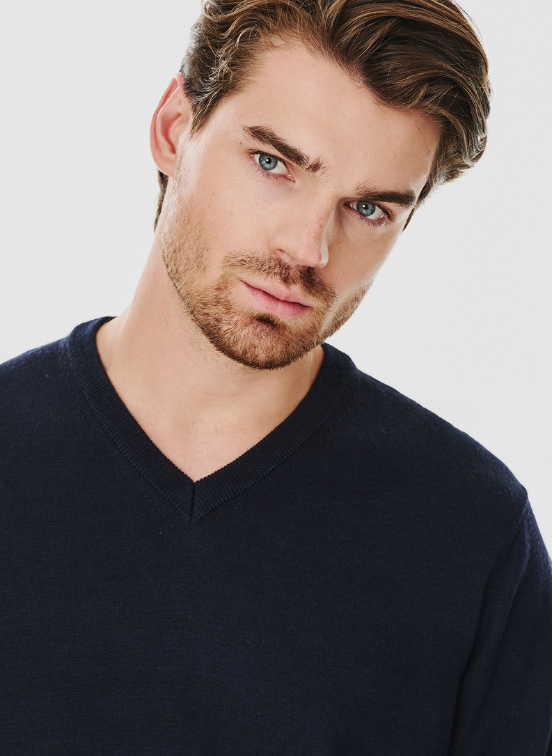 Granatowy męski sweter w serek 