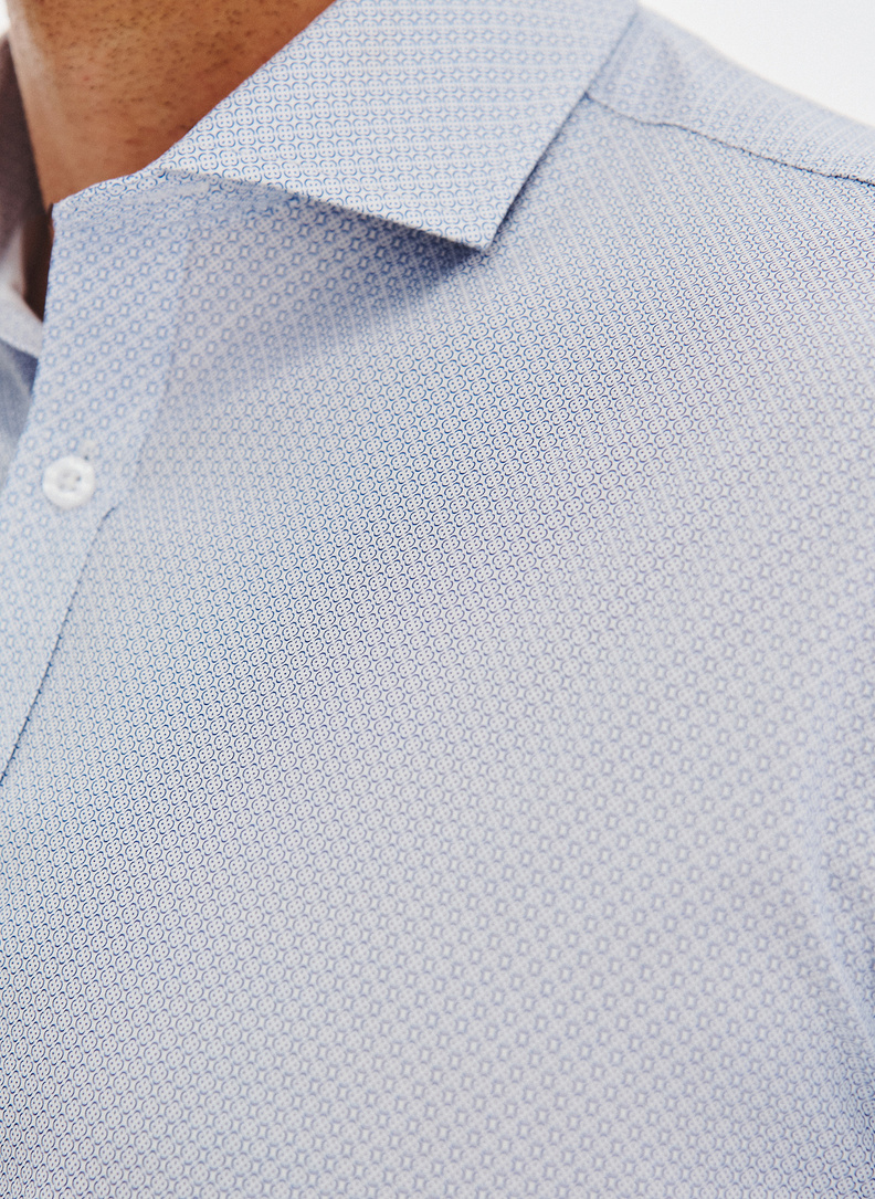 Koszula z niebieskim wzorem geometrycznym