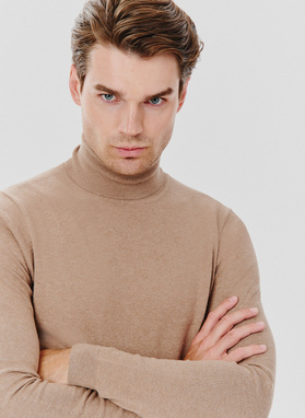 Beżowy gładki golf męski