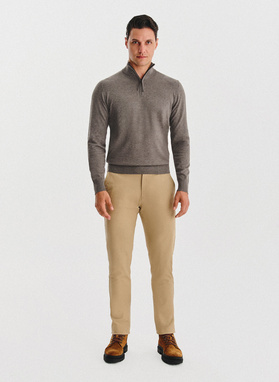 Brązowy sweter z rozpinaną stójką