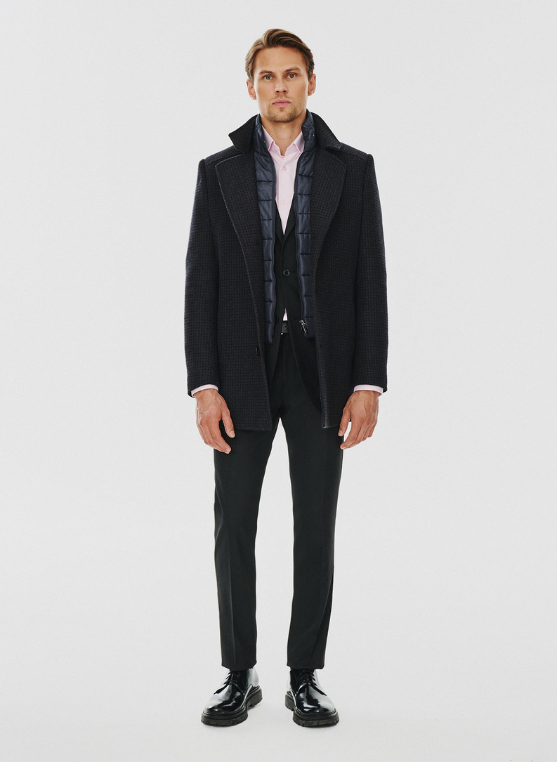 Brązowy płaszcz męski w drobną kratę