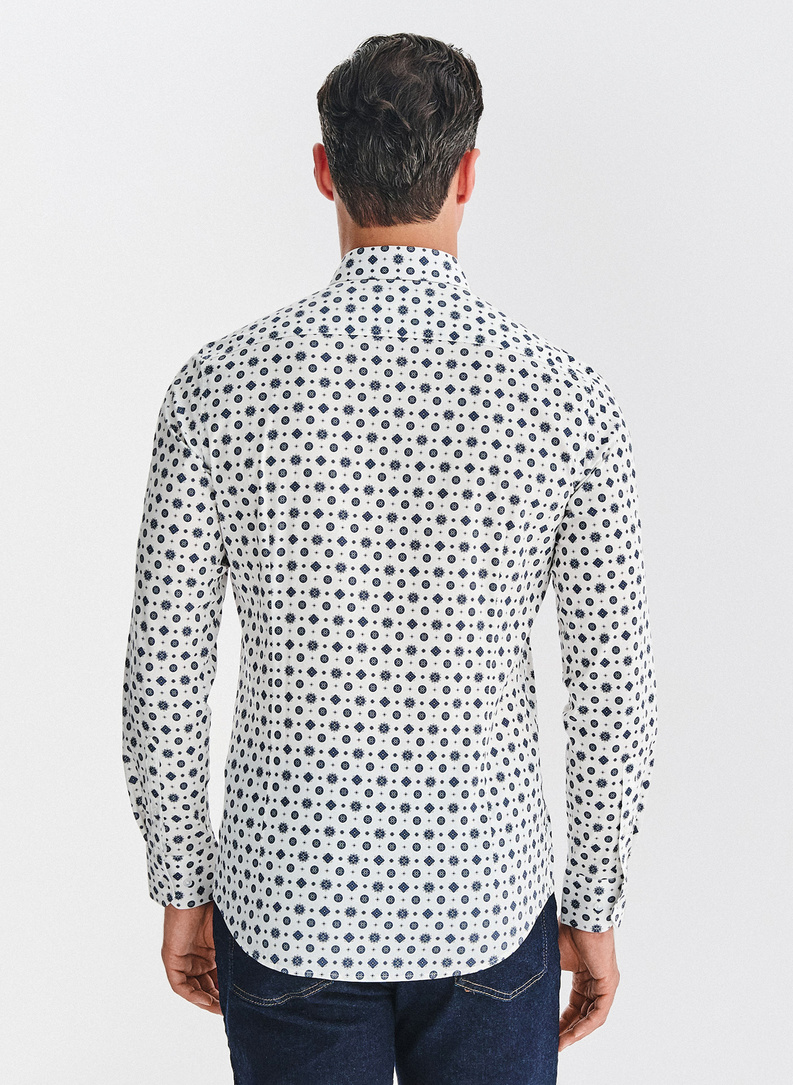 Biała koszula w niebieski wzór geometryczny