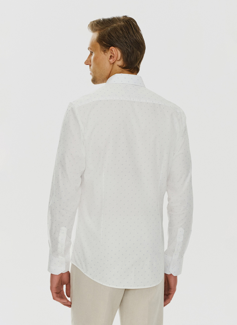 Biała koszula z długimi rękawami w mikrowzór