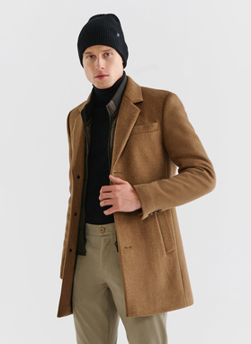 Kamelowy płaszcz męski z odpinaną stójką