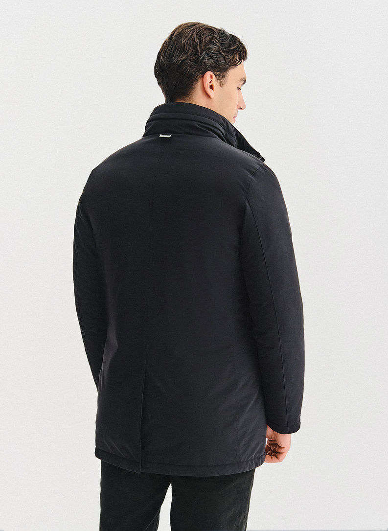 Czarna kurtka z odpinanym kołnierzem