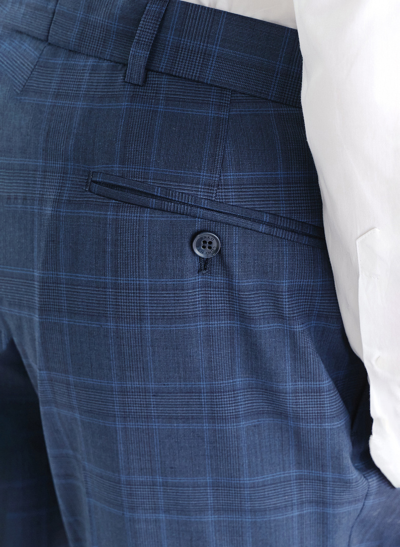 Granatowy garnitur w delikatną niebieską kratkę