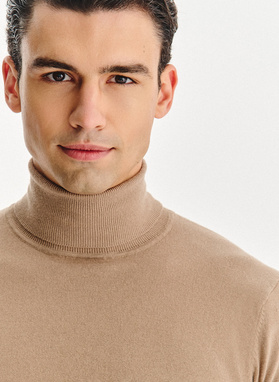 Beżowy gładki golf męski