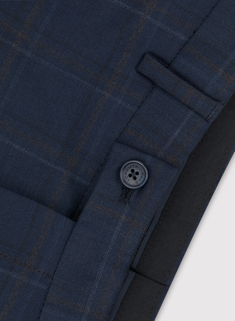 Dwuczęściowy granatowy garnitur męski w kraciasty deseń