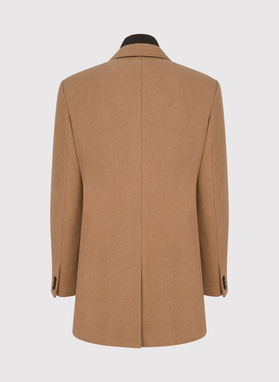 Beżowy płaszcz męski z odpinanym kołnierzem